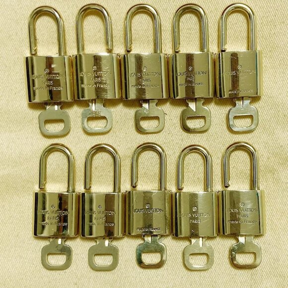 LOUIS VUITTON LV 10 SET PADLOCK KEY CHARM CADENA GOLD-PLATED FRANCE - Picture 2 of 4